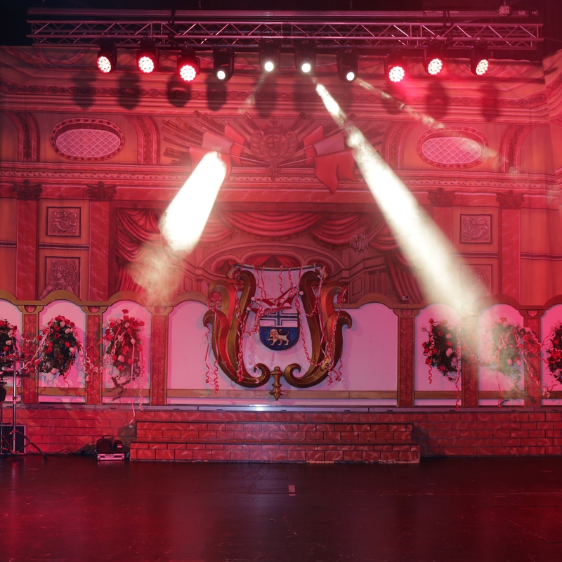 Bild von der Bühne am Tag der Großen Bürgersitzung Geschmückte Bühne mit Licht