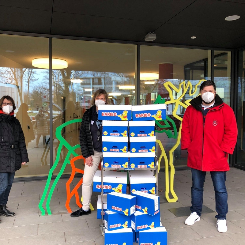 Haribo-Übergabe Kistenweise Haribo wird übergeben