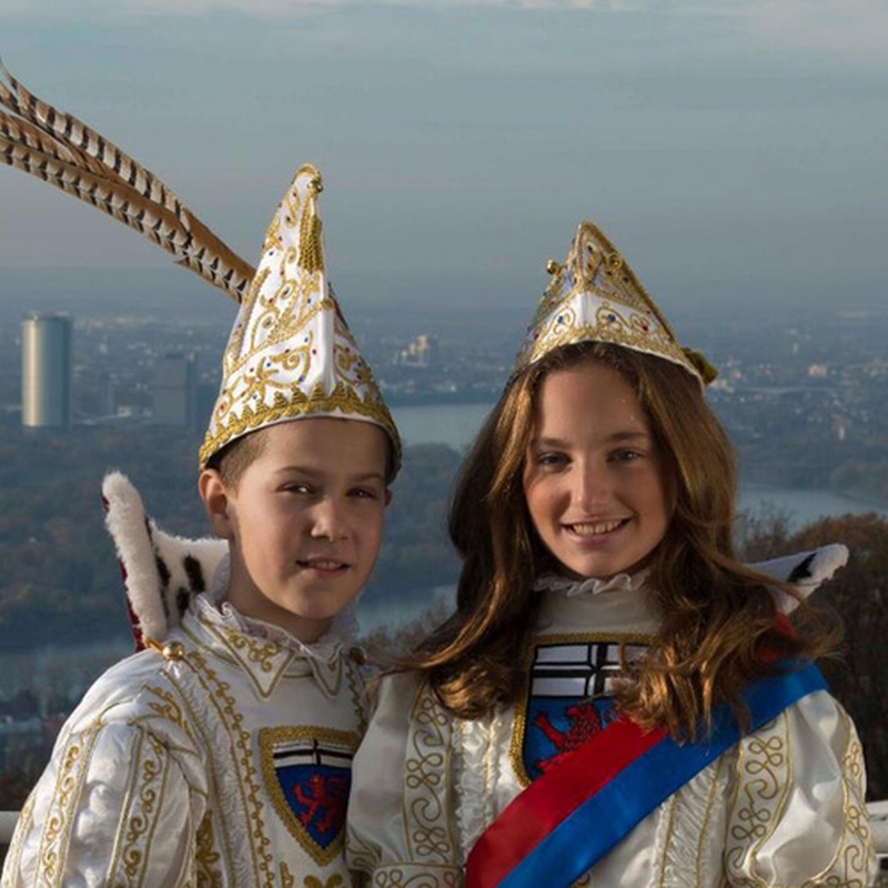 Das Kinderprinzenpaar der Session 2020/2021 Portraitfoto des Kinderprinzenpaares vor der Kulisse von Bonn