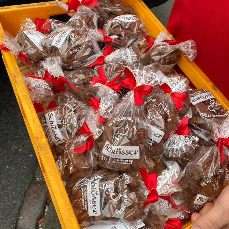 Gebäck Eine Kiste voll Gebäck für Bedürftige.