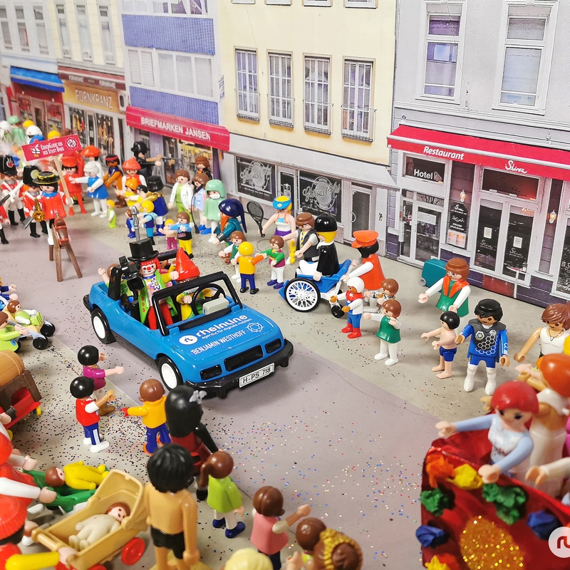 Playmobil-Zug Der Playmobil-Rosenmontagszug zieht durch die Bonner Friedrichstraße