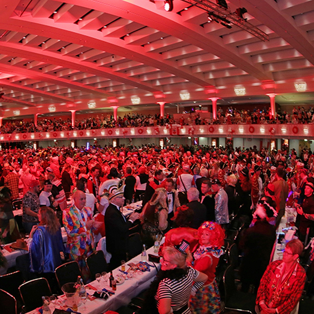 Die Große Bürgersitzung der EhrenGarde der Stadt Bonn Karnevalisten in einer Veranstaltungshalle