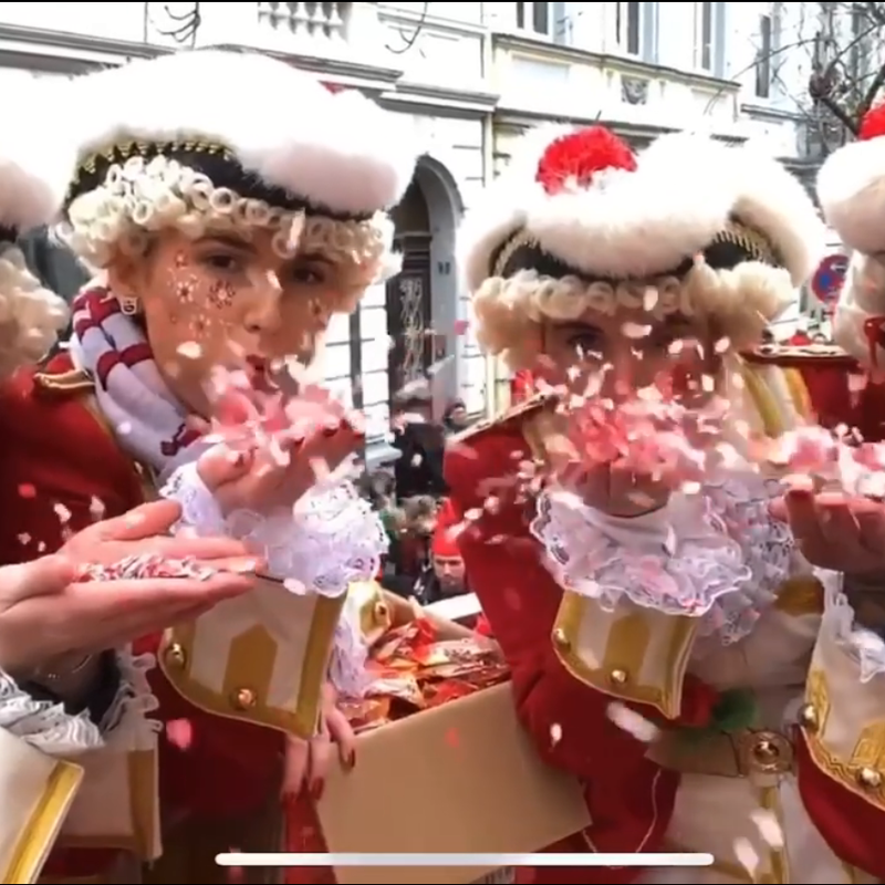 Konfetti Mariechen Mariechen pusten Konfetti in die Kamera