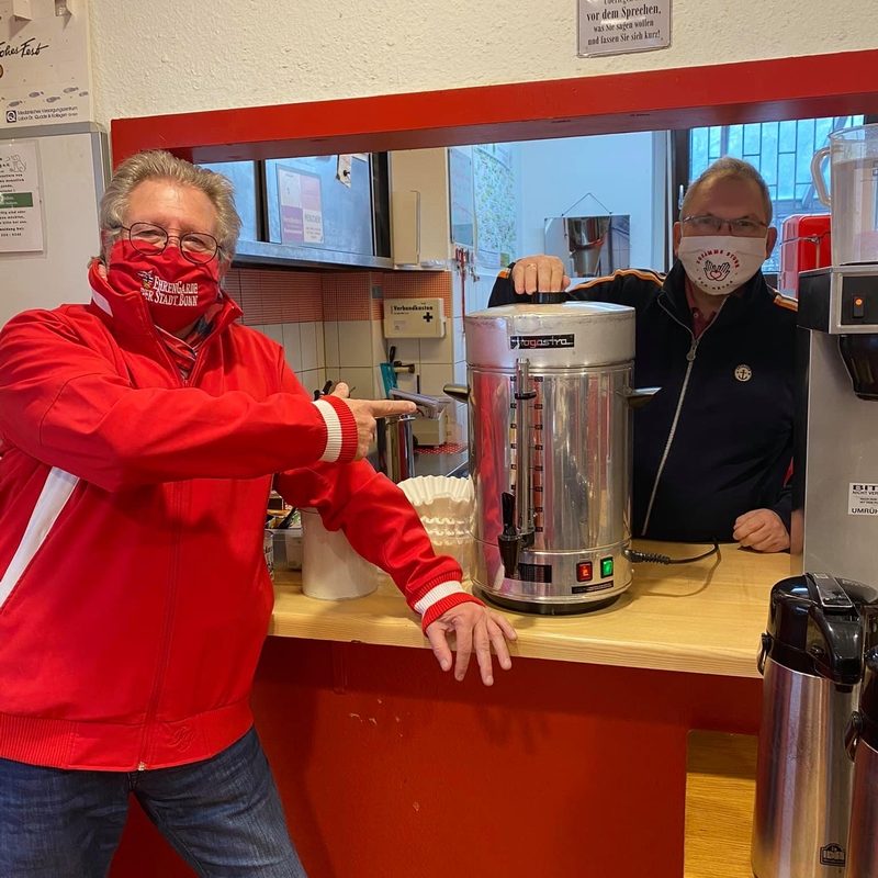 Zosamme Ein Mitglied der Infanterie mit dem neuen Wasserkessel