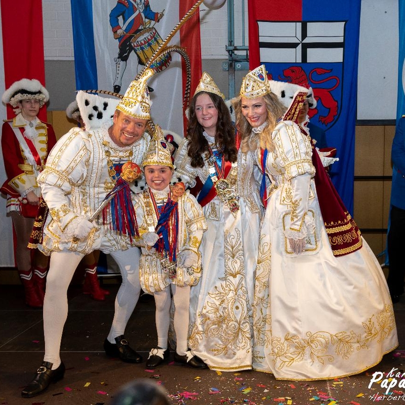 Kinderpinzenpaar Lewis I. (Jacobs) und Mia I. (Marschollek) Foto: Herbert Frohn