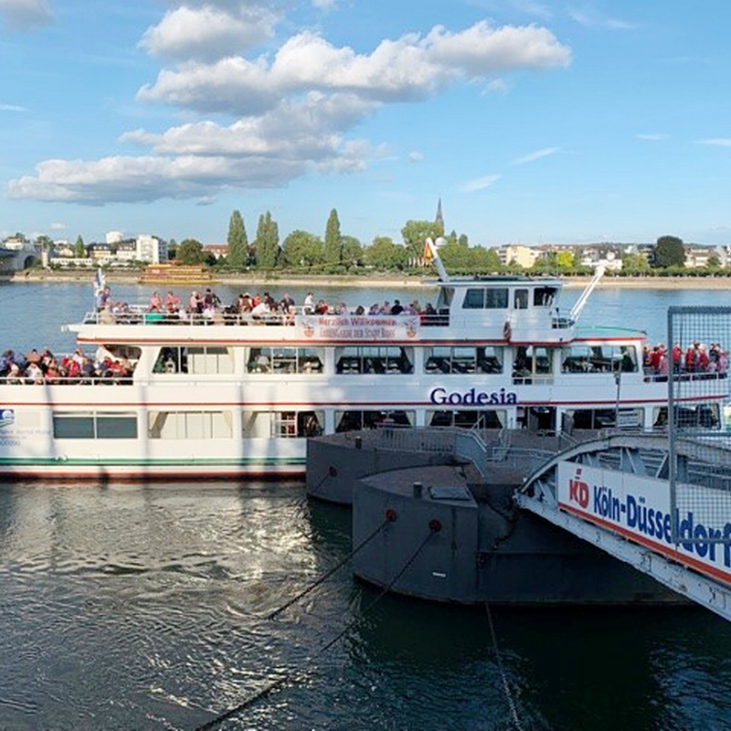 EhrenGarde Bonn Godesia Die Godesia liegt abfahrtbereit und mit einer Vielzahl von EhrenGardisten an Board am Bonner Rheinufer