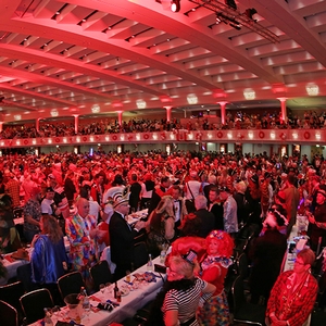 Die Große Bürgersitzung der EhrenGarde der Stadt Bonn Karnevalisten in einer Veranstaltungshalle