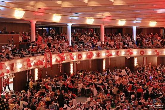Das Foto zeigt einen ausschnitt des Saales während der Bürgersitzung gefüllt mit feiernden Karnevalisten