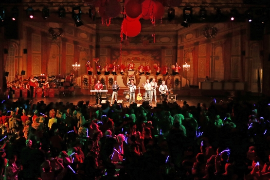 Auf diesem foto sieht man eine Band bei ihrem Auftritt auf der großen Bürgersitzung, er herscht ordentlich stimmung im Publikum