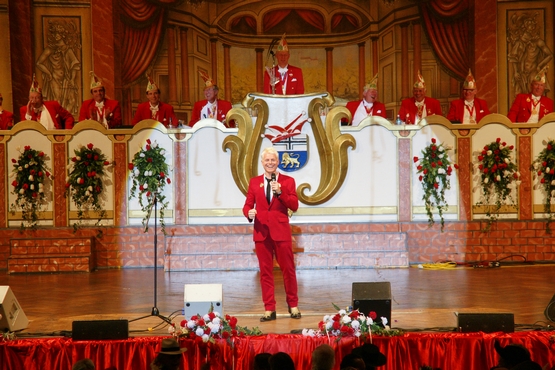 Guido Cantz auf der Bühne der großen Bürgersitzung, im hintergrund steht der Elferrat auf ihrem Podest