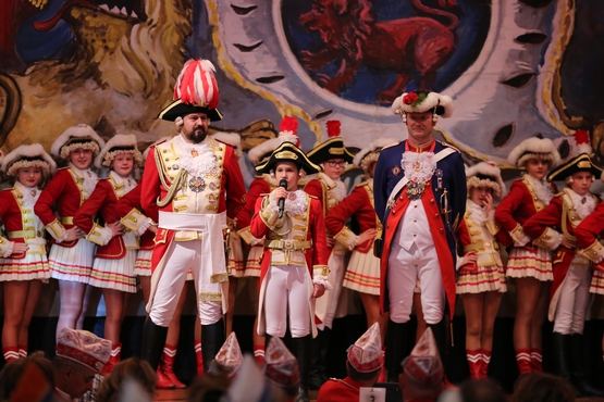 In diesem Bild sieht man 3 Cadetten im Vordergrund und im hintergrund stehen weitere Cadetten