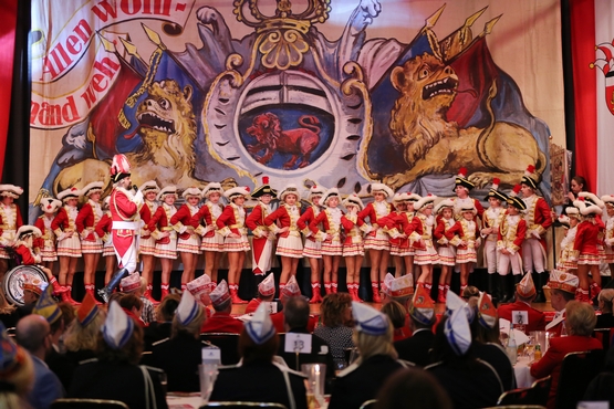 Frauen und Männder des Cadettencorps stehen auf der Bühne, der Cadettencorpsführer steht davor mit einem Mikrofon