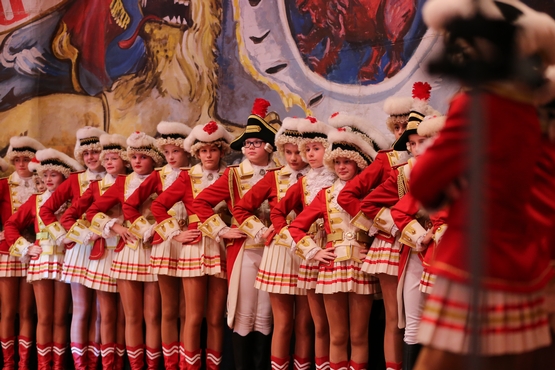 Kinder in Uniform stehen aufgereit auf der Bühne hintereinander