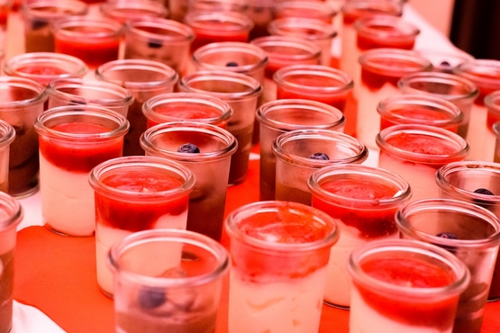 Zeughaus Buffet Selbst der Nachtisch im Zeughaus wird in den traditionellen Farben Rot & Weiß zubereitet.