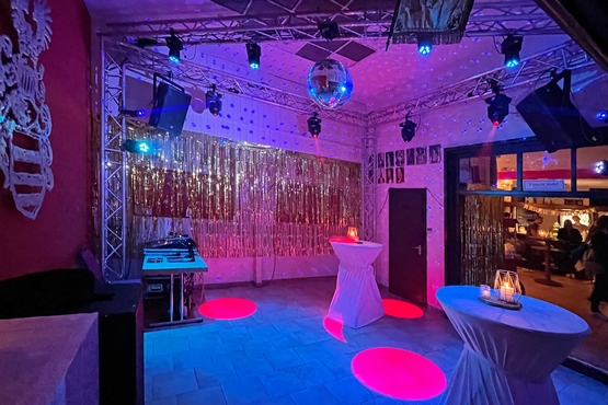 Zeughaus Partyraum Ein bunt beleuchteter Partyraum