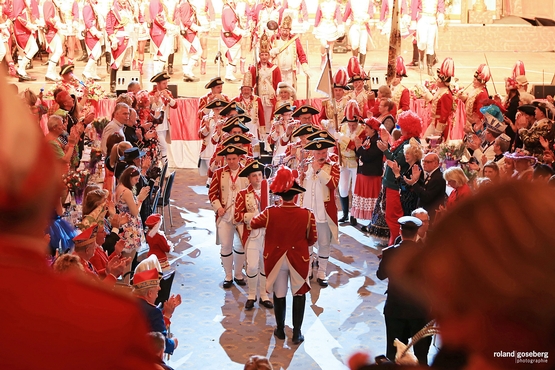 Der Musikzug der Ehrengarde musiziert  vor der Bühne umrungen von klatschenden Karnevalisten