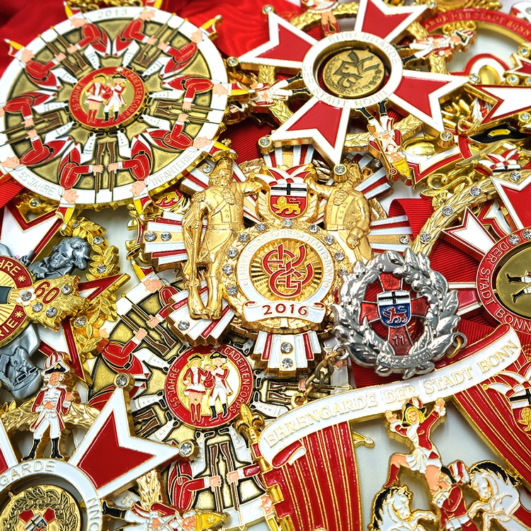 Foto der sessionsorden Ein Haufen mit einer großen Anzahl der bisherigen Sessionsorden