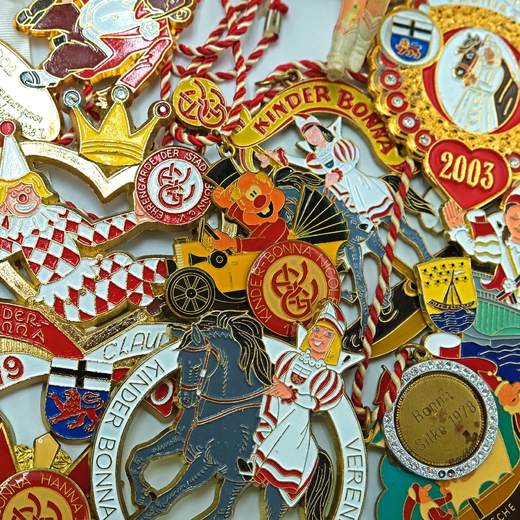 Foto der Orden der Kindertollitäten Ein Haufen mit einer Vielzahl der bisherigen Orden für die Kidnertollitäten