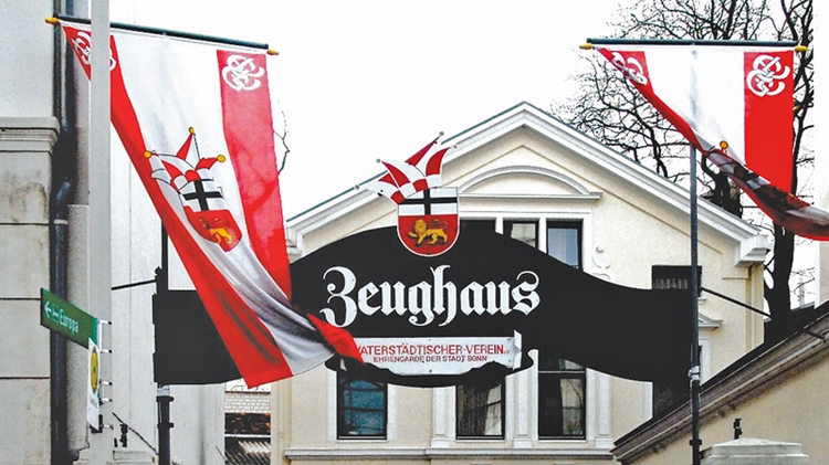 Foto des Schildes des Zeughauses Das schwarze Eingangsschild des Zeughauses