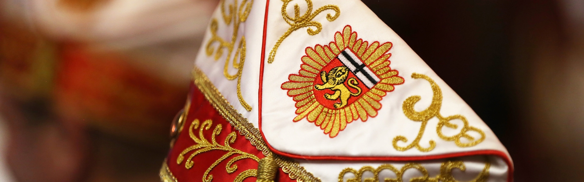 Das Bild zeigt einen mit dem Wappen der Bundesstadt Bonn geschmückten Hut.