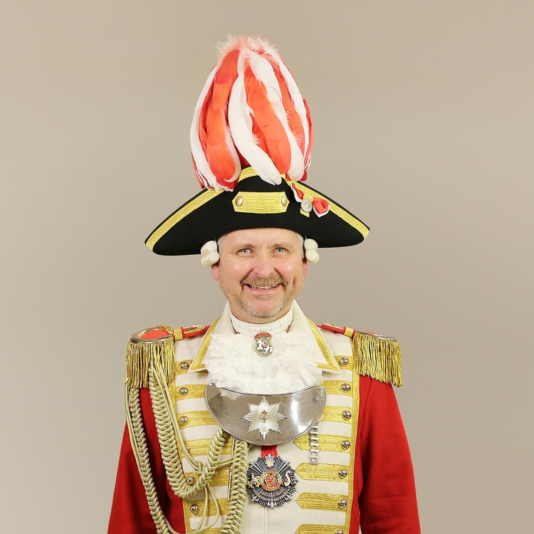 Portrait von Elmar Grüber in Uniform vor grauem Hintergrund-