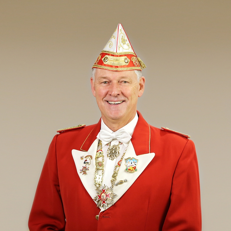 Portrait von Holger Willcke in Litewka vor grauem Hintergrund.