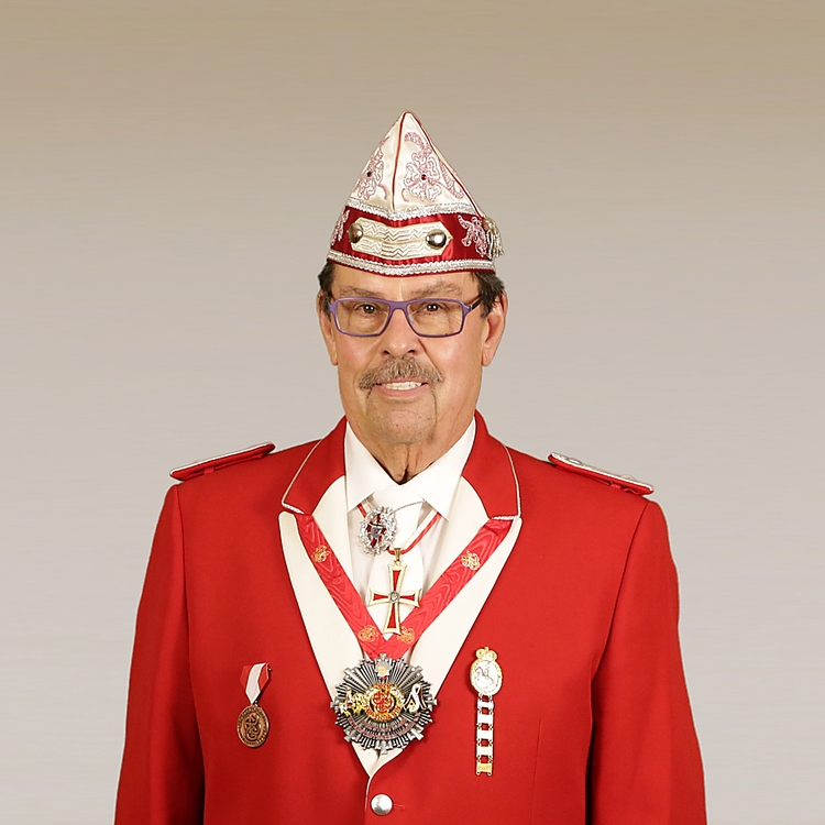 Portrait von Lutz Reinke in Litewka vor grauem Hintergrund.