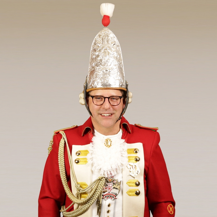 Portrait von Markus Plum in Uniform vor grauem Hintergrund.