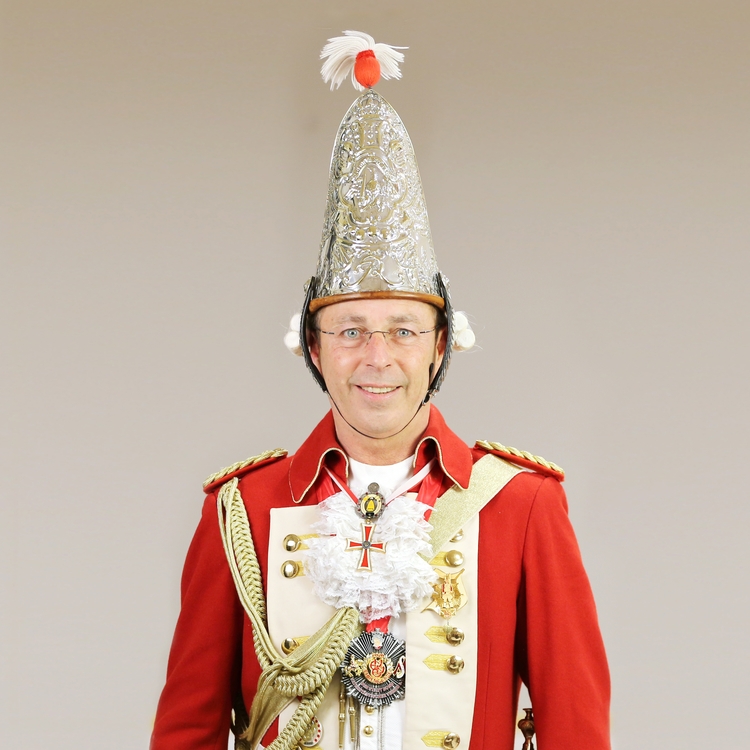 Portrait von Ralf Velten in Uniform vor grauem Hintergrund.