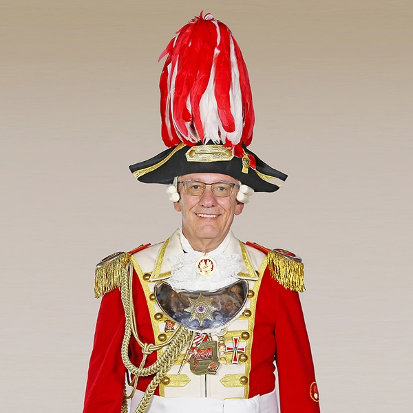 Portrait von Reinhard Elsen in Uniform vor grauem Hintergrund.