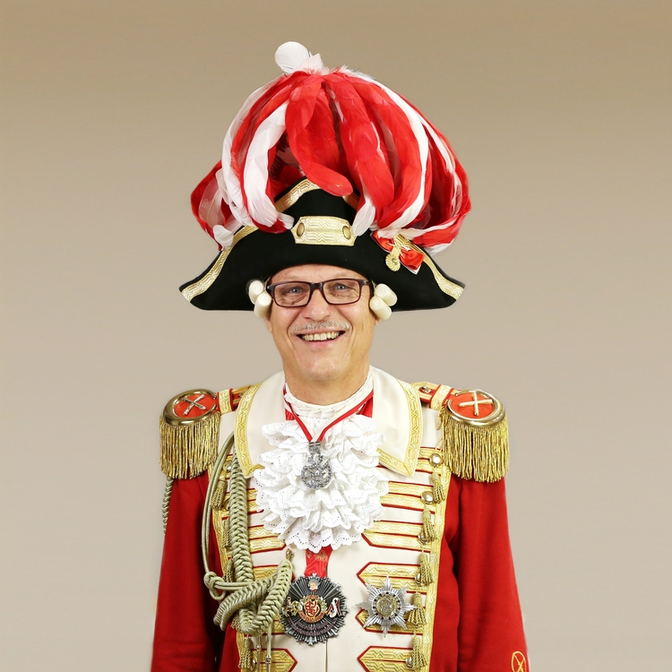 Portrait von Thomas Janicke in Uniform vor grauem Hintergund.