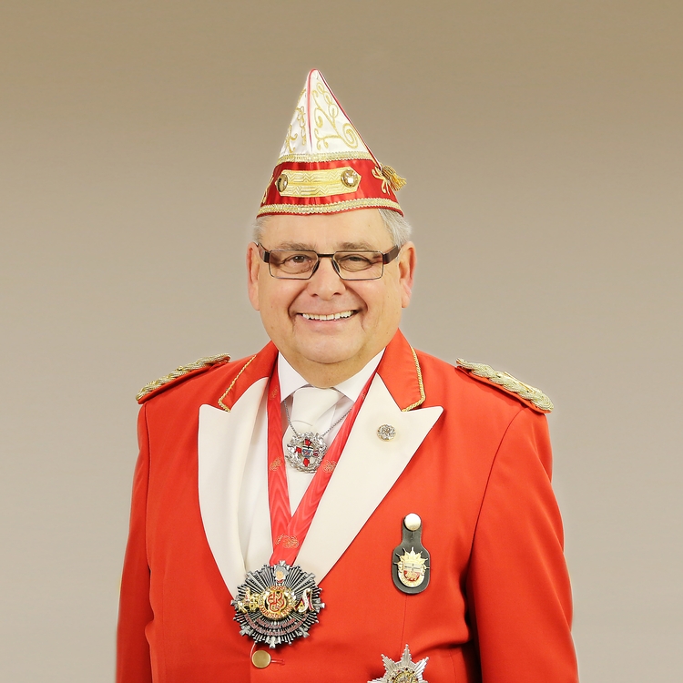 Portrait von Walter Hirschmann in Litewka vor grauem Hintergrund