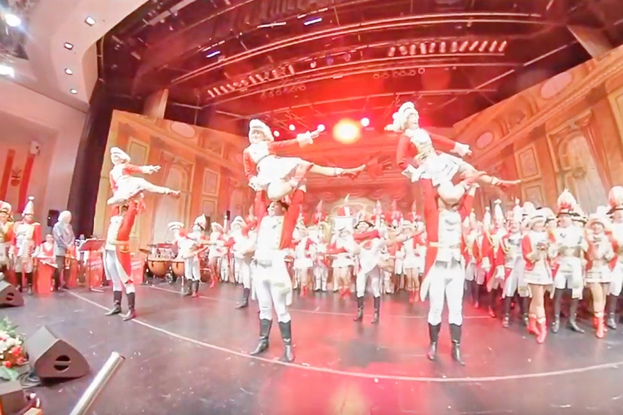 Screenshot aus dem Video der Tanzgruppe auf der Bürgersitzung 2020: Tänzerinnen werden von Ihren Tanzpartnern in die Luft gehoben.