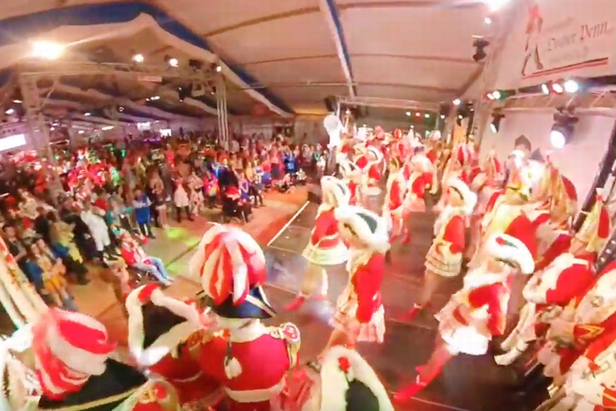 Screenshot aus dem Video des Gardetreffens 2020 in Aachen: Die Tänzer und Tänzerinnen begeistern das anwesende Publikum mit einer Tanzeinlage. Durch das Klicken wird das Video abgespielt.